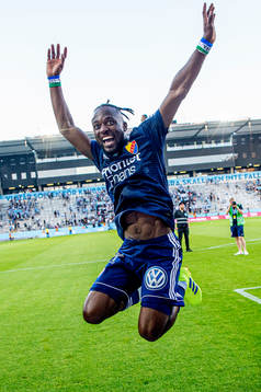 Djurgårdens Mohamed Buya Turay jublar åt vinsten i