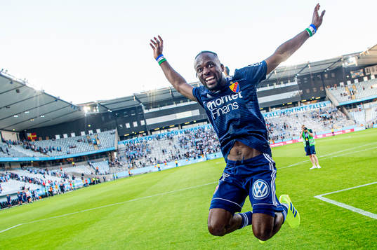 Djurgårdens Mohamed Buya Turay jublar åt vinsten i