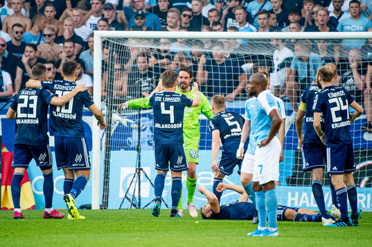 Djurgårdens Jacob Une Larsson kramar om målvakt Tommi