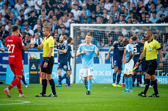 Malmö FFs Anders Christiansen deppar åt förlusten i