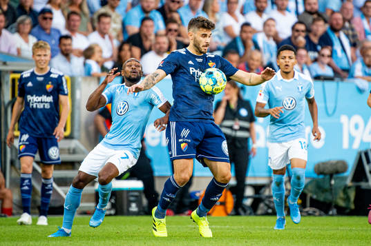 Djurgårdens Astrit Ajdarevic mot Malmö FFs Fouad Bachirou