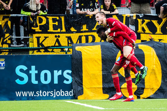 Östersunds Blair Turgott jublar med Charlie Colkett