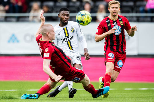 s Chinedu Obasi och Östersunds Thomas Isherwood och Ludvig