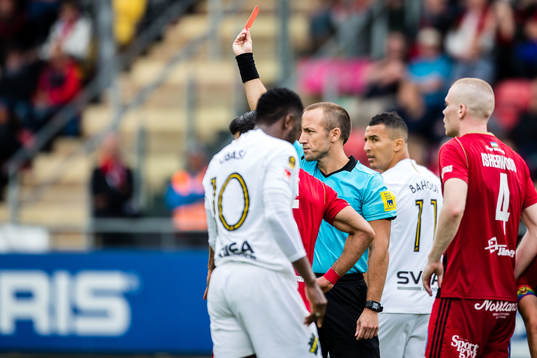 Domare Kaspar Sjöberg visar rött kort