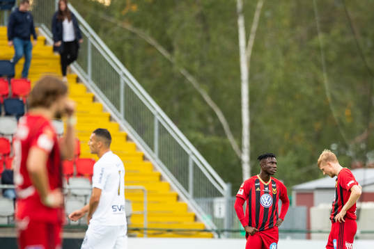 Östersunds Jordan Attah Kadiri  och Simon Kroon deppar
