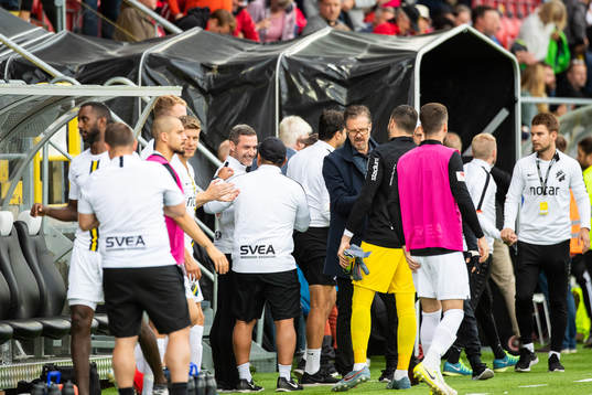 s tränare Rikard Norling jublar