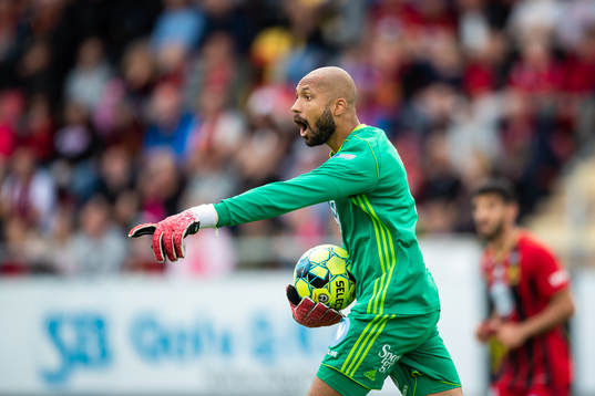 Östersunds målvakt Aly Keita reagerar