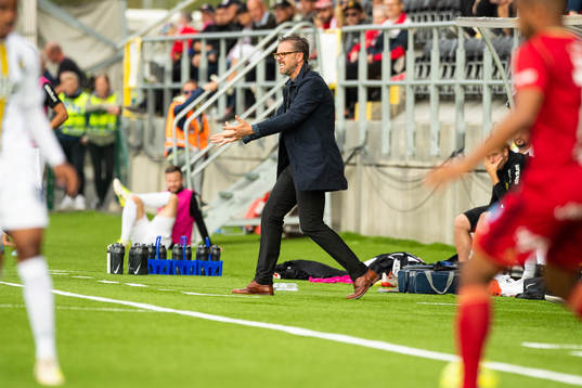 s tränare Rikard Norling reagerar