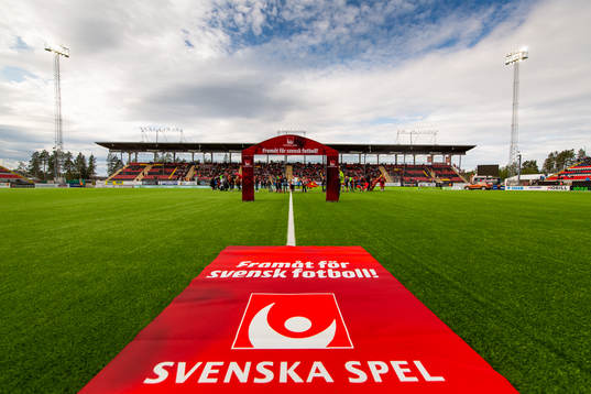 En matta med med Svenska Spel logga införr fotbollsmatchen