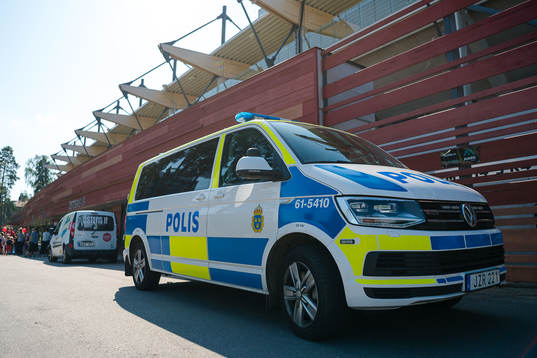 Polisbil utanför Myresjöhus arena före fotbollsmatchen i