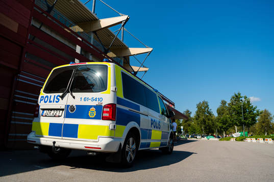 Polisbil utanför Myresjöhus arena före fotbollsmatchen i