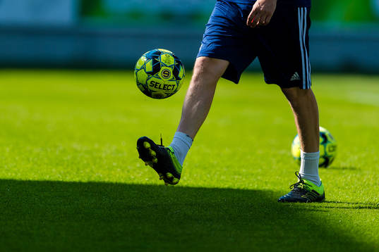 En boll kickas före fotbollsmatchen i Superettan mellan