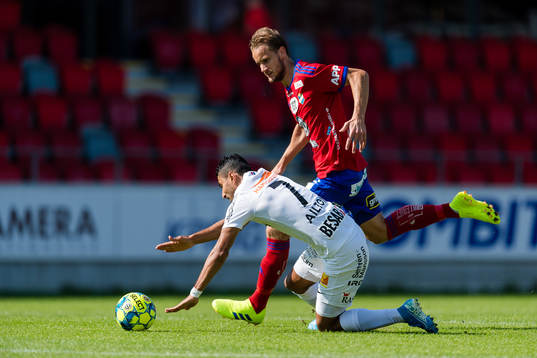 Örgrytes Ailton Almeida faller o kamp med Östers Månz