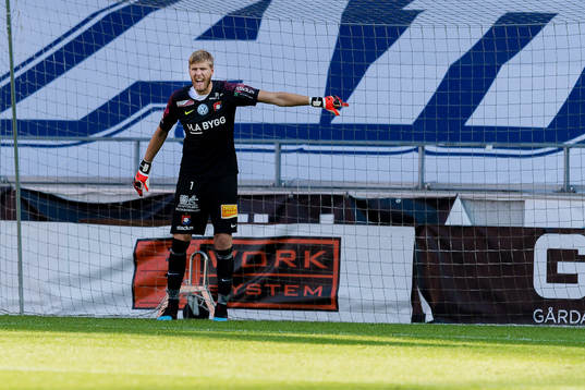Örgrytes målvakt Fredrik Andersson skriker