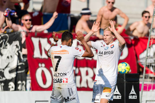 Örgrytes Ailton Almeida och Gustav Ludwigson jublar