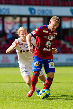 Örgrytes Gustav Ludwigson jagar Östers Stefan Karlsson