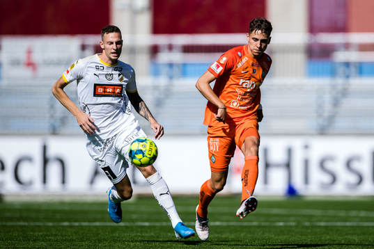 Häckens Gustaf Nilsson och AFC Eskilstunas Pontus Rödin
