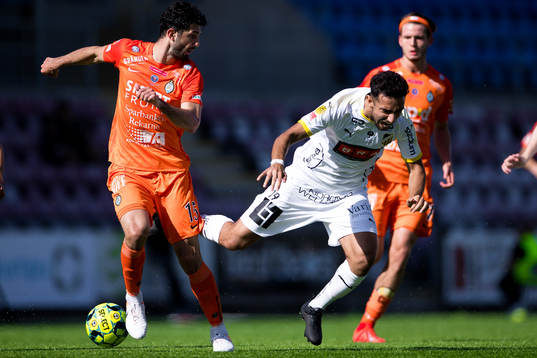 Häckens Daleho Irandust och AFC Eskilstunas Sandro Tsveiba