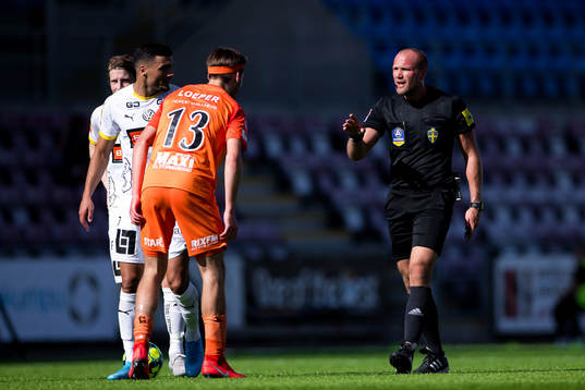 domare Patrik Eriksson i samspråk med AFC Eskilstunas