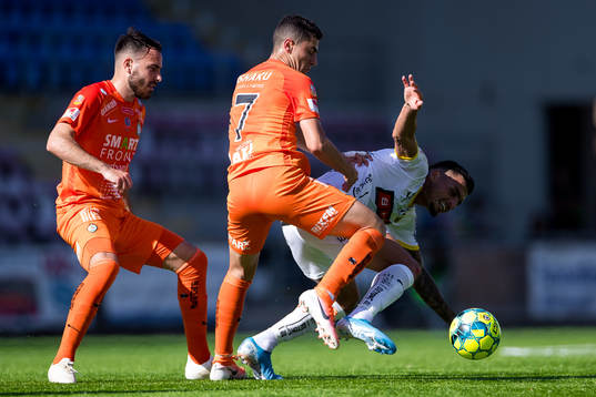 Häckens Ahmed Yasin och AFC Eskilstunas Dzenis Kozica och