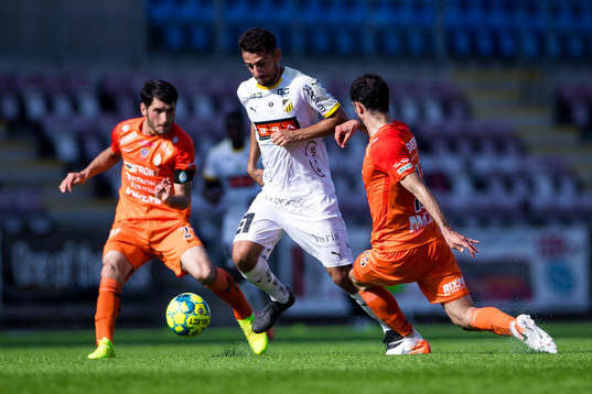AFC Eskilstunas Adnan Kojic och Häckens Daleho Irandust