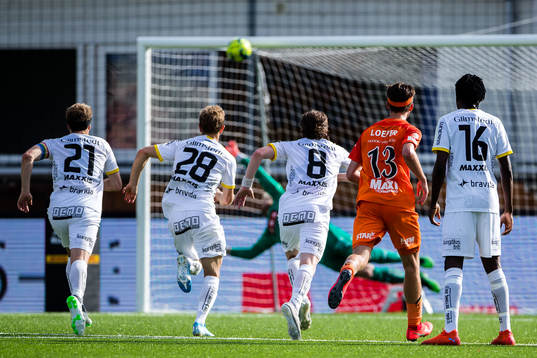 AFC Eskilstunas Dzenis Kozica skjuter straff i ribban