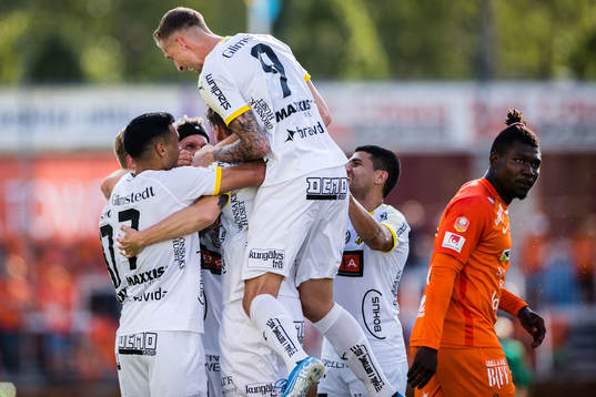 Häckens Johan Hammar jublar med lagkamrater