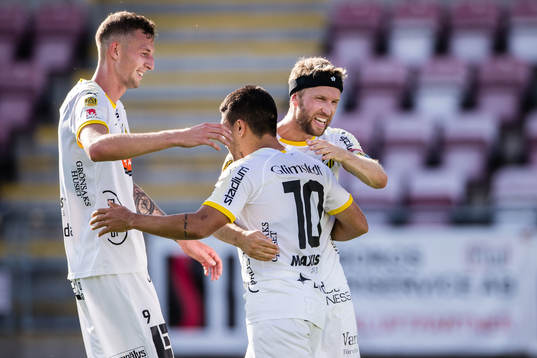 Häckens Paulinho jublar med Rasmus Lindgren och Gustaf