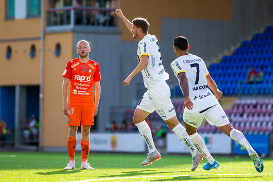 Häckens Johan Hammar jublar med Ahmed Yasin