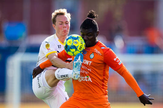 Häckens Adam Andersson och AFC Eskilstunas Onyedikachukwu