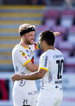 Häckens Paulinho (h) jublar med Rasmus Lindgren