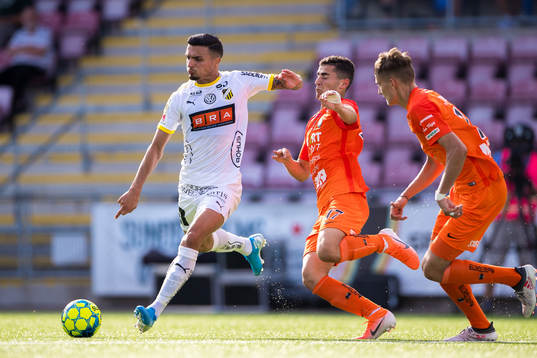 Häckens Ahmed Yasin i kamp om bollen med AFC Eskilstunas