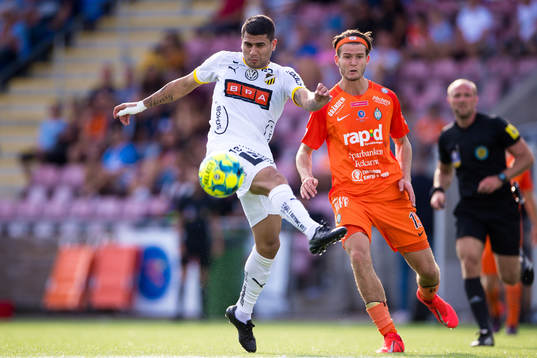 Häckens Paulinho och AFC Eskilstunas Wilhelm Loeper