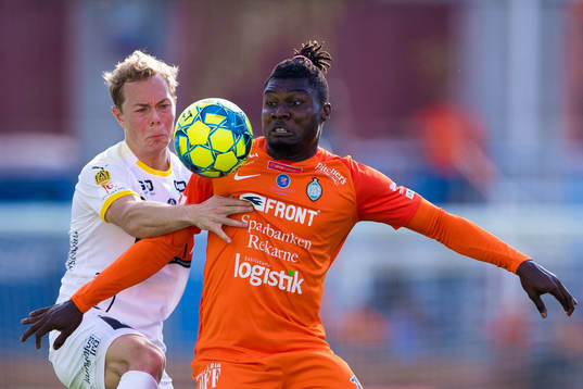 Häckens Adam Andersson  och AFC Eskilstunas Onyedikachukwu