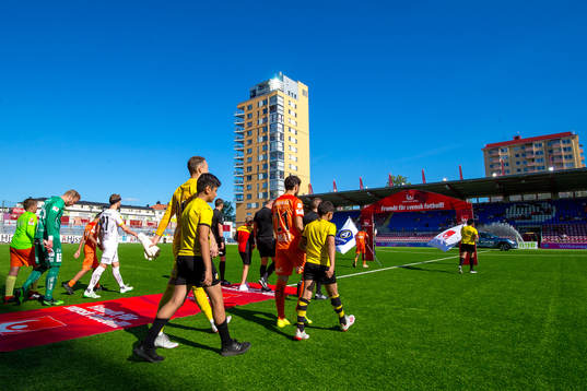 AFC Eskilstunas och Häckens spelare gör entré