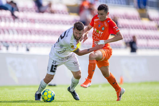 Häckens Joona Toivio och AFC Eskilstunas Ismet Lushaku
