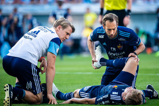 Djurgårdens Jonathan Augustinsson får behandling