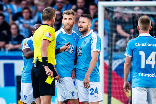 Malmö FFs Rasmus Bengtsson och Lasse Nielsen diskuterar