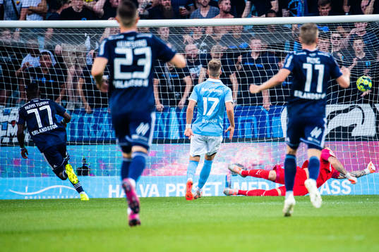 Djurgårdens Mohamed Buya Turay gör 0-1 bakom Malmö FFs