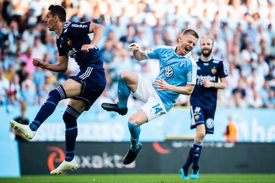Malmö FFs Anders Christiansen går omkull