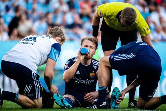 Djurgårdens Jacob Une Larsson får behandling