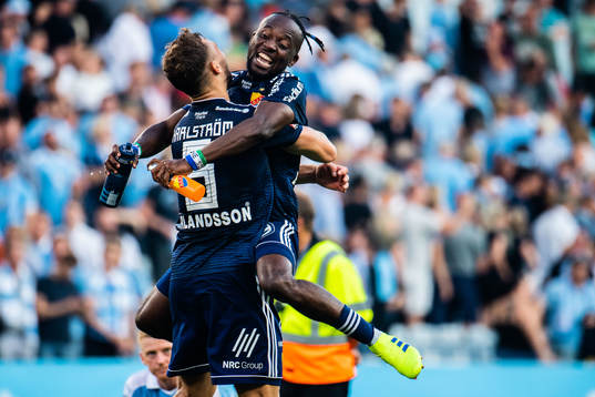 Djurgårdens Jesper Karlström och Mohamed Buya Turay jublar
