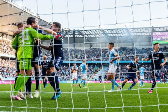 Djurgårdens målvakt Tommi Vaiho jublar med lagkamrater