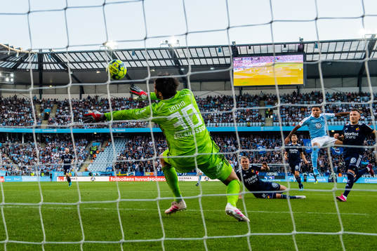 Djurgårdens målvakt Tommi Vaiho räddar skott från