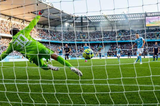 Djurgårdens målvakt Tommi Vaiho samtidigt som Malmö FFs