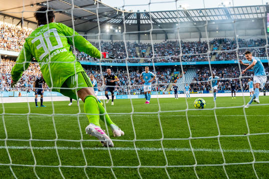 Djurgårdens målvakt Tommi Vaiho samtidigt som Malmö FFs