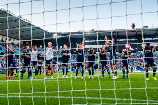 Djurgårdens spelare jublar mot publiken
