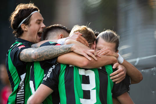 GAIS August Wängberg jublar med lagkamrater