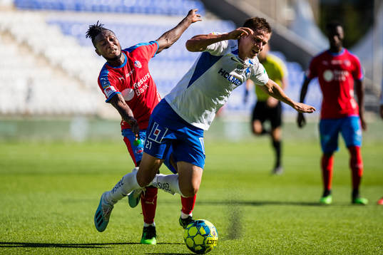 Helsingborgs Mamudu Moro och IFK Norrköpings Simon Thern