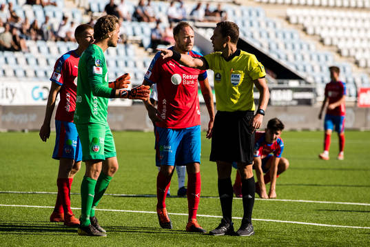 Helsingborgs målvakt Anders Lindegaard  och Juhani Ojala i